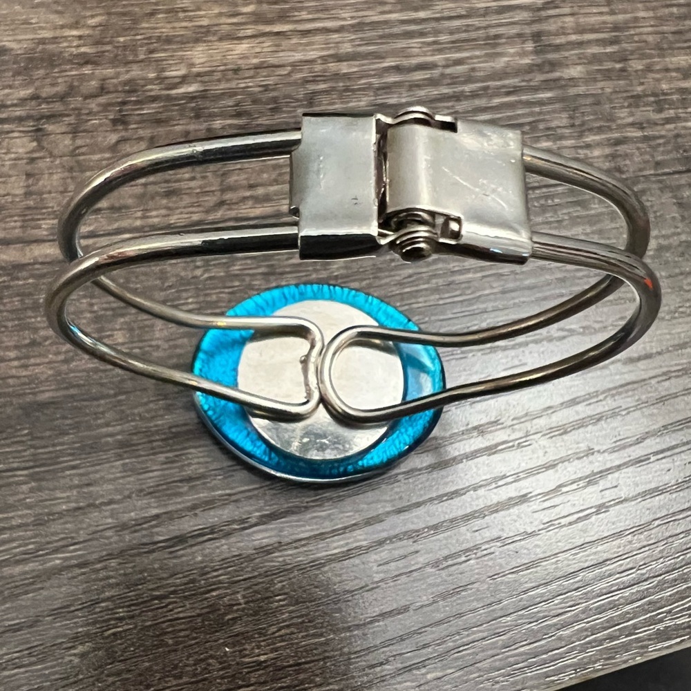 Elegant Silvertone clamper bracelet with green and Blue Glass swirl pattern - Picture 6 of 6
